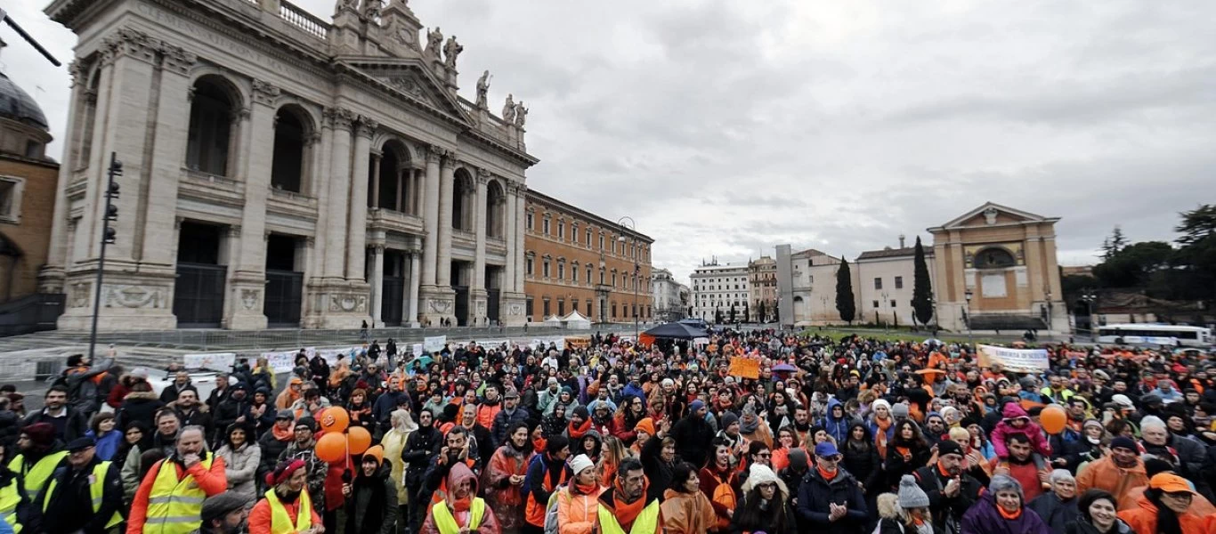 Ιταλία: Συγκρούσεις μεταξύ διαδηλωτών καλλιτεχνών και αστυνομικών στη Ρώμη - Ζητούν οικονομική ενίσχυση (βίντεο)
